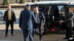 AQShning yangi Mudofaa vaziri Pit Xegset Pentagon binosiga kirib kelmoqda, 2025-yil, 27-yanvar