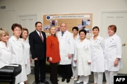 Xillari Klinton Toshkentdagi Salomatlik markazida bo'ldi. Mutaxassislar va maskan rahbari Dr.Dilmurod bilan muloqot qildi.