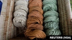 Wata ‘Yar Kasuwar Najeriya Ta Na Sarrafa Kayan Gona Don Yin Taliya Mara Alkama