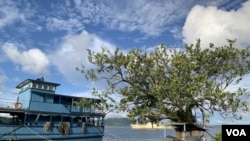 所羅門群島圖拉吉島上被棄置在深水港的船隻。（美國之音記者莉雅2022年8月9日拍攝）