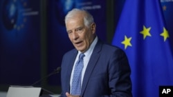 Josep Borrell, representante de la UE para Asuntos Exteriores, habla durante una reunión con el presidente serbio Aleksandar Vucic y el primer ministro de Kosovo, Albin Kurti, el jueves 18 de agosto de 2022, en Bruselas. (AP Foto/Virginia Mayo)