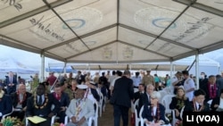 2022年8月8日，來自美國、日本、澳大利亞和新西蘭的代表團與所羅門群島政府官員在血腥嶺國家和平公園參加瓜達爾卡納爾戰役80週年的紀念活動。 （美國之音莉雅拍攝）