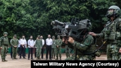 台灣總統蔡英文在澎湖視察台軍士兵演習。 （2022年8月30日）