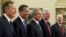 Arhiv - Na fotografiji od 7. januara 2009 predsednik George Bush mlađi (u sredini) pozira sa izabranim predsjednikom Barackom Obamom i bivšim predsjednicima Georgeom Bushom starijim (lijevo), Billom Cntonom i Jimmyjem Carterom (desno), u Bijeloj kući u Washingtonu.
