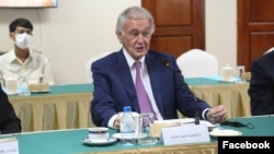 សមាជិកព្រឹទ្ធសភាអាមេរិក​​លោក Edward Markey ដែល​ដឹកនាំ​គណៈប្រតិភូ​សភា​អាមេរិក​មួយ​​មក​កាន់​កម្ពុជា ថ្លែង​នៅ​ក្នុង​កិច្ច​ប្រជុំ​​ពិភាក្សាការងារ​មួយ​ នៅវិមានរដ្ឋសភា​កម្ពុជា ក្នុង​រាជធានី​ភ្នំពេញ កាល​ពី​ថ្ងៃ​ទី​១៦ ខែ​សីហា ឆ្នាំ​២០២២។ (ហ្វេសប៊ុក/រដ្ឋសភាកម្ពុជា)