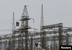 დაზიანებული მაღალი ძაბვის ელექტროგადამცემ ხაზები, რომელიც ზაპოროჟიის ატომური ელექტროსადგურს უკრაინის ენერგოსისტემასთან აკავშირებს