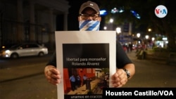 Un grupo de nicaragüenses protestan este viernes en Costa Rica por el arresto a monseñor Rolando Álvarez. Foto Houston Castillo, VOA