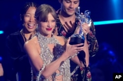 Taylor Swift acepta el premio al mejor video de larga duración por "All Too Well (10 Minute Version) (Taylor's Version)" en los MTV Video Music Awards en el Prudential Center el 28 de agosto de 2022 en Newark, Nueva Jersey.