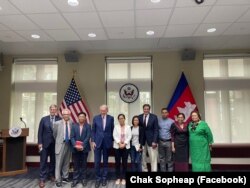 គណៈប្រតិភូ​សភា​អាមេរិក​ដែលដឹកនាំ​ដោយ​លោក Ed Markey សមាជិក​ព្រឹទ្ធសភា​អាមេរិក​មកពី​គណបក្ស​ប្រជាធិបតេយ្យ​ប្រចាំ​រដ្ឋ Massachussetts ជួប​ជាមួយ​នឹង​មន្ត្រី​សង្គម​ស៊ីវិល​កម្ពុជា​ដើម្បី​ស្វែងយល់​អំពី​ស្ថានការណ៍​សិទ្ធិមនុស្ស​នៅ​កម្ពុជា ថ្ងៃទី ១៦ ខែសីហា ឆ្នាំ២០២២។ (រូបថតពី Facebook/Chak Sopheap)