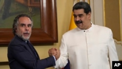 El presidente de Venezuela, Nicolás Maduro, se reúne con el nuevo embajador de Colombia, Armando Benedetti, en el Palacio de Miraflores en Caracas, Venezuela, el lunes 29 de agosto de 2022. (Foto AP/Ariana Cubillos)