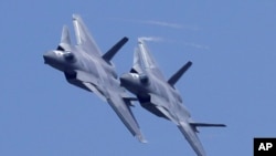 2018年在珠海航展上出現的兩架中國的殲-20重型隱身戰鬥機。美聯社資料照。