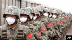 Sejumlah tentara China tiba di stasiun kereta Grodekovo di Primorsky Krai, Rusia, pada 29 Agustus 2022. Tentara China akan berpartisipasi dalam latihan militer gabungan dengan pasukan Rusia. (Foto: Russian Defense Ministry Press Service via AP)