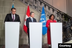 Berndagi matbuot anjumanida BMTning O'zbekistondagi bosh vakili Roli Asthana (o'ngda) fuqaro jamiyati taraqqiyoti va inson huquqlari ta'minotiga urg'u berdi, 16-avgust, 2022