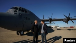 加拿大總理辦公室公佈的照片顯示，加拿大總理特魯多與北約秘書長斯托爾滕貝格抵達加拿大紐納武特地區的北極社區劍橋灣後，在加拿大空軍的一架CC-130“大力神”運輸機旁交談。 (2022年8月25日)