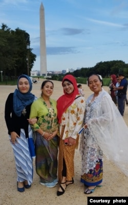 Istri diplomat Columbia berkebaya hijau ikut memeriahkan acara (foto: courtesy).
