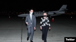 2022年8月25日，美國聯邦參議員瑪莎·布萊克本抵達台北後，與台灣外交部北美司司長徐佑典同行。 （來源 - 瑪莎·布萊克本推特）