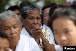 រូបឯកសារ៖ ស្ត្រីម្នាក់ស្រក់ទឹកភ្នែកក្នុងពេលចូលរួមពិធីរំឭកវិញ្ញាណក្ខន្ធរបស់ជនរងគ្រោះនៃរបបខ្មែរក្រហម នៅមជ្ឈមណ្ឌលប្រល័យពូជសាសន៍ជើងឯក រាជធានីភ្នំពេញ កាលពីថ្ងៃទី ២០ ខែឧសភា ឆ្នាំ ២០១៦។