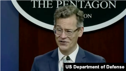 美國國防部主管國防政策的副部長科林·卡爾(Colin Kahl)2022年8月8日在五角大樓記者會上（美國國防部視頻截圖）