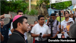 Monseñor Rolando Álvarez visita la antigua cárcel conocida como El Chipote en 2018. Foto Donaldo Hernández, VOA