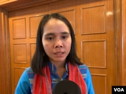 អ្នកស្រី​ រម៉ាស់ សារ៉ន តំណាង​ស្រ្តី​ជនជាតិ​ដើម​ភាគ​តិច ផ្តល់បទសម្ភាសន៍​ដល់​អ្នក​សារ​ព័ត៌មាន​ក្នុងទិវា​អន្តរជាតិ​ជនជាតិ​ដើម​ភាគ​តិចពិភព​លោក នៅ​ថ្ងៃទី​៩ ខែសីហា​ ឆ្នាំ​២០២២។ (កាន់ វិច្ឆិកា/វីអូអេ)