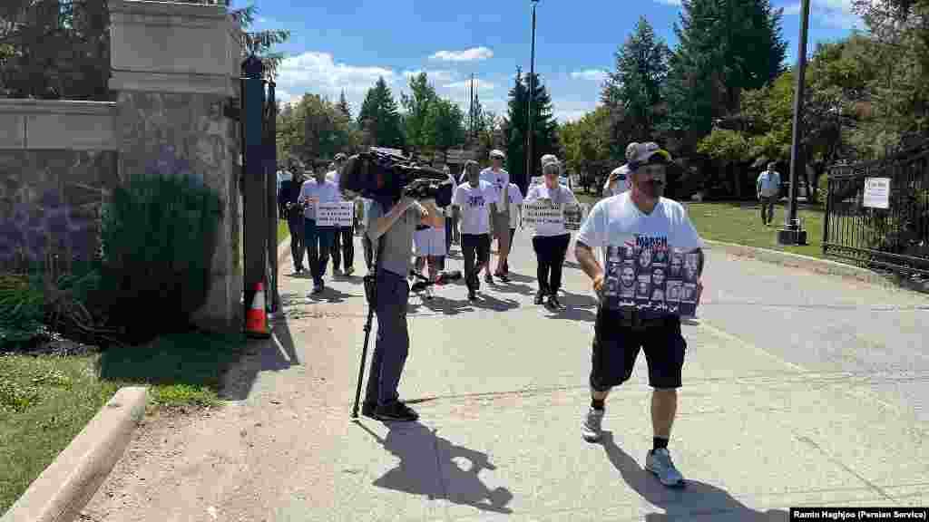 مهرزاد زارعی، پدر آراد زارعی از جانباختگان پرواز پی اس ۷۵۲، پیش از آغاز &laquo;راهپیمایی برای دادخواهی&raquo; با اشاره به گذشت ۹۴۴ روز از سرنگونی پرواز پی اس ۷۵۲ گفت، هیچ عدالتی تا به امروز اجرا نشده است و مادران و پدران جانباختگان پرواز پی اس ۷۵۲ از پای نخواهند نشست. (عکس&zwnj;: صدای آمریکا)