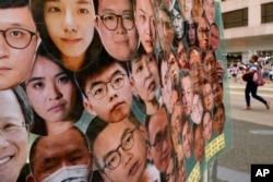 資料照片：畫有香港民主派活動人士頭像的橫幅。 (2021年7月1日)