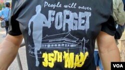 化名Sam的前支聯會義工身穿毋忘六四T恤聲援何俊仁。(美國之音湯惠芸)