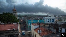 El humo se eleva de un incendio en una gran instalación de almacenamiento de petróleo en Matanzas, Cuba, el martes 9 de agosto de 2022.
