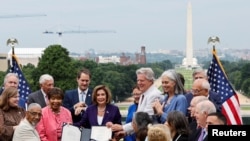 美國國會眾議院議長（中）2022年7月29日簽署《芯片與科學法案》（路透社）