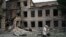Një shkollë e dëmtuar nga sulmet ruse në Slovyansk, Ukrainë (26 gusht 2022) 