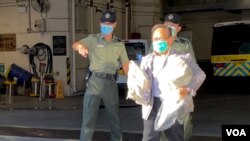 前支聯會副主席何俊仁8月22日在高等法院獲准保釋，下午5時半左右離開法院大樓。(美國之音湯惠芸)