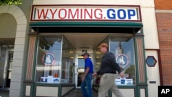 ARCHIVO - Dos hombres caminan frente a la sede del Partido Republicano de Wyoming en Cheyenne, Wyoming, 19 de julio de 2022.