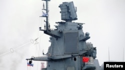 俄罗斯海军“戈尔什科夫海军元帅号”导弹护卫舰悬挂中俄旗帜抵达青岛港参加中国军队建军70周年活动。(路透社2019年4月21日)