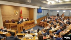 ARHIVA - Premijer u tehničkom mandatu Dritan Abazović govori u Skupštini Crne Gore (Foto: VOA, Jovo Radulović)