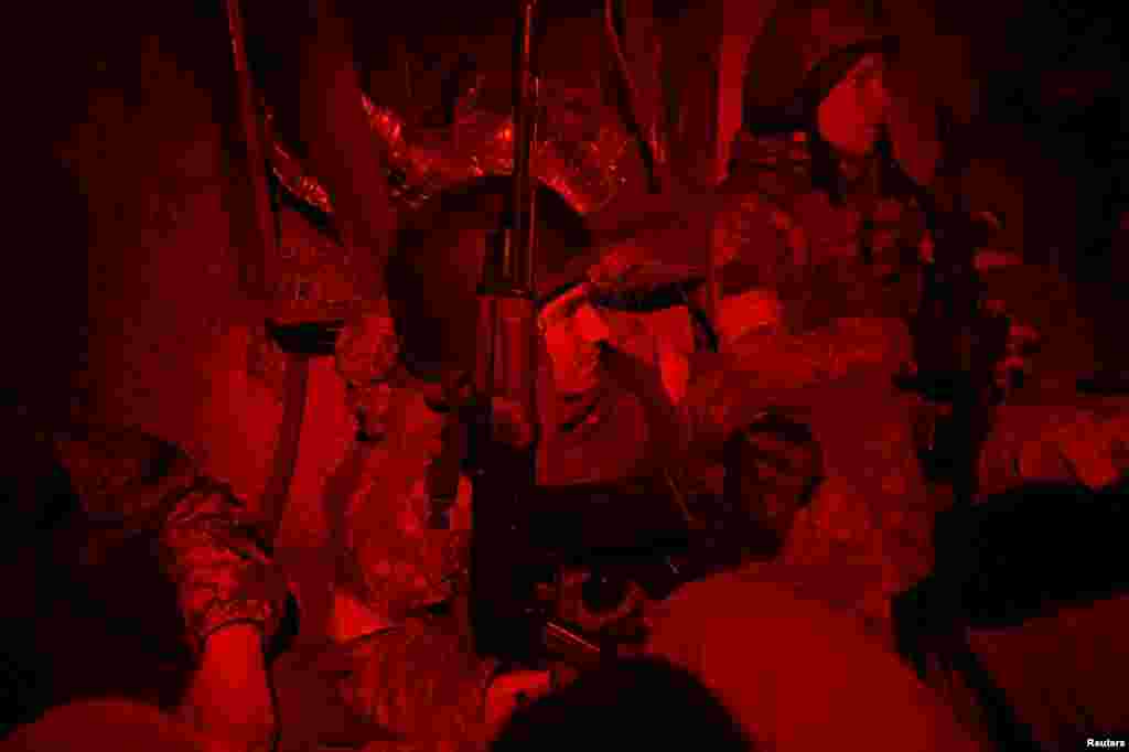 Украински војници се покриваат во засолниште на борбени позиции во воената воздушна база Василков во регионот Киев, 26 февруари 2022 година (Ројтерс)