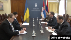 Ministar spoljnih poslova Srbije Nikola Selaković tokom sastanka sa ukrajinskim ambasadorom Oleksandrom Aleksandrovičem, u Beogradu, 26. februara 2022. (Foto: YouTube stranica MSP Srbije, skrinšot)