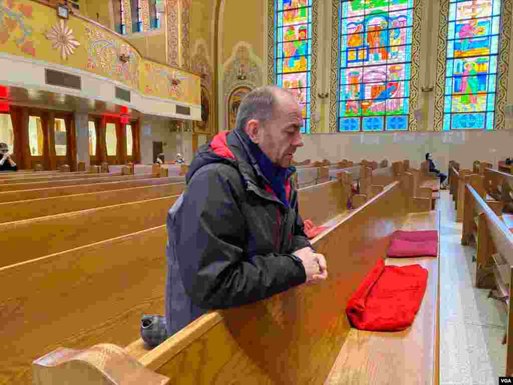 ជនជាតិអ៊ុយក្រែនមួយចំនួនក្នុងបូរីញូវយ៉ក សហរដ្ឋអាមេរិក នៅថ្ងៃសៅរ៍ ទី២៦ ខែកុម្ភៈ ឆ្នាំ ២០២២ នាំគ្នាទៅព្រះវិហារសាសនា St. George Ukrainian Catholic Church ដើម្បីបន់ស្រន់ឲ្យក្រុមគ្រួសាររបស់ពួកគេនៅប្រទេសអ៊ុយក្រែនមានសុវត្ថិភាព។ (ប៉ូច រាសី/វីអូអេ)