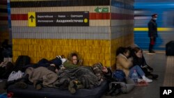 Kiyev metrosida jon saqlayotgan ukrainaliklar, 25-26 fevral kechasi, 2022