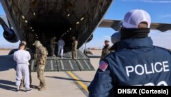 ARCHIVO - Militares estadounidenses transportan a migrantes hacia el centro de detención en la base naval en la Bahía de Guantánamo, Cuba, en imágenes publicadas por el Departamento de seguridad Nacional, el 5 de febrero de 2025