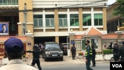 រថយន្ត​លោក​កឹម សុខា ត្រៀម​ចាក​ចេញពី​សាលាដំបូងរាជធានី​ភ្នំពេញ​ ថ្ងៃទី​២ ខែមីនា​ ឆ្នាំ​២០២២។​ (ហ៊ុល រស្មី/វីអូអេ​)​