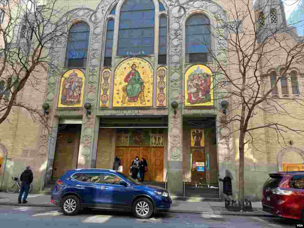 ជនជាតិអ៊ុយក្រែនមួយចំនួនក្នុងបូរីញូវយ៉ក សហរដ្ឋអាមេរិក នៅថ្ងៃសៅរ៍ ទី២៦ ខែកុម្ភៈ ឆ្នាំ ២០២២ នាំគ្នាទៅព្រះវិហារសាសនា St. George Ukrainian Catholic Church ដើម្បីបន់ស្រន់ឲ្យក្រុមគ្រួសាររបស់ពួកគេនៅប្រទេសអ៊ុយក្រែនមានសុវត្ថិភាព។ (ប៉ូច រាសី/វីអូអេ)