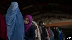 آرشیف، نیازمندان برای دریافت کمک‌های نقدی برنامه جهانی غذا در کابل صف کشیده اند