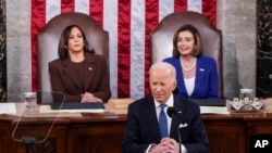 美国国会众议院议长佩洛西（后排右）出席总统2022年3月1日国情咨文演说。（美联社）