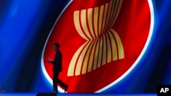 រូបឯកសារ ៖ អ្នកបំរើ​ម្នាក់​នៅក្នុង​ប្រជុំ​កំពូល​អាស៊ាន ដើរ​កាត់​ស្លាកសញ្ញា​អាស៊ាន​ក្នុង​អំឡុង​កិច្ច​ប្រជុំ​កំពូល​ពាណិជ្ជកម្ម និង​ការ​វិនិយោគ​អាស៊ាន នៅ​ខេត្ត Nonthaburi ប្រទេស​ថៃ កាលពី​ថ្ងៃទី២ ខែវិច្ឆិកា ឆ្នាំ​២០១៩។