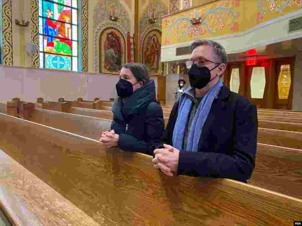 ជនជាតិអ៊ុយក្រែនមួយចំនួនក្នុងបូរីញូវយ៉ក សហរដ្ឋអាមេរិក នៅថ្ងៃសៅរ៍ ទី២៦ ខែកុម្ភៈ ឆ្នាំ ២០២២ នាំគ្នាទៅព្រះវិហារសាសនា St. George Ukrainian Catholic Church ដើម្បីបន់ស្រន់ឲ្យក្រុមគ្រួសាររបស់ពួកគេនៅប្រទេសអ៊ុយក្រែនមានសុវត្ថិភាព។ (ប៉ូច រាសី/វីអូអេ)