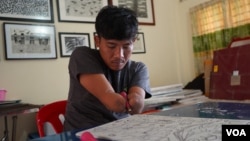 Artist Morn Chear carves a picture for his block-printing work in his studio, Siem Reap, February 12, 2022. (Khan Sokummono/VOA Khmer)
