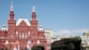 Lanzaderas de misiles intercontinentales rusos se desplazan durante el desfile militar del Día de la Victoria para conmemorar los 71 años del triunfo en la Segunda Guerra Mundial, el 9 de mayo de 2016, en la Plaza Roja de Moscú, Rusia