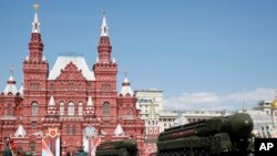 Lanzaderas de misiles intercontinentales rusos se desplazan durante el desfile militar del Día de la Victoria para conmemorar los 71 años del triunfo en la Segunda Guerra Mundial, el 9 de mayo de 2016, en la Plaza Roja de Moscú, Rusia
