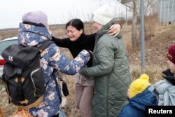 Ukrajinske izbeglice sa decom u Beregsuraniju, Mađarska, 26. februara 2022.