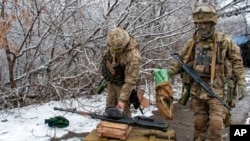 ទាហាន​អ៊ុយក្រែន​ត្រៀម​ប្រយុទ្ធ​នៅ​ជាយ​ទីក្រុង Kharkiv ប្រទេស​អ៊ុយក្រែន ថ្ងៃទី២៦ ខែកុម្ភៈ ឆ្នាំ២០២២។